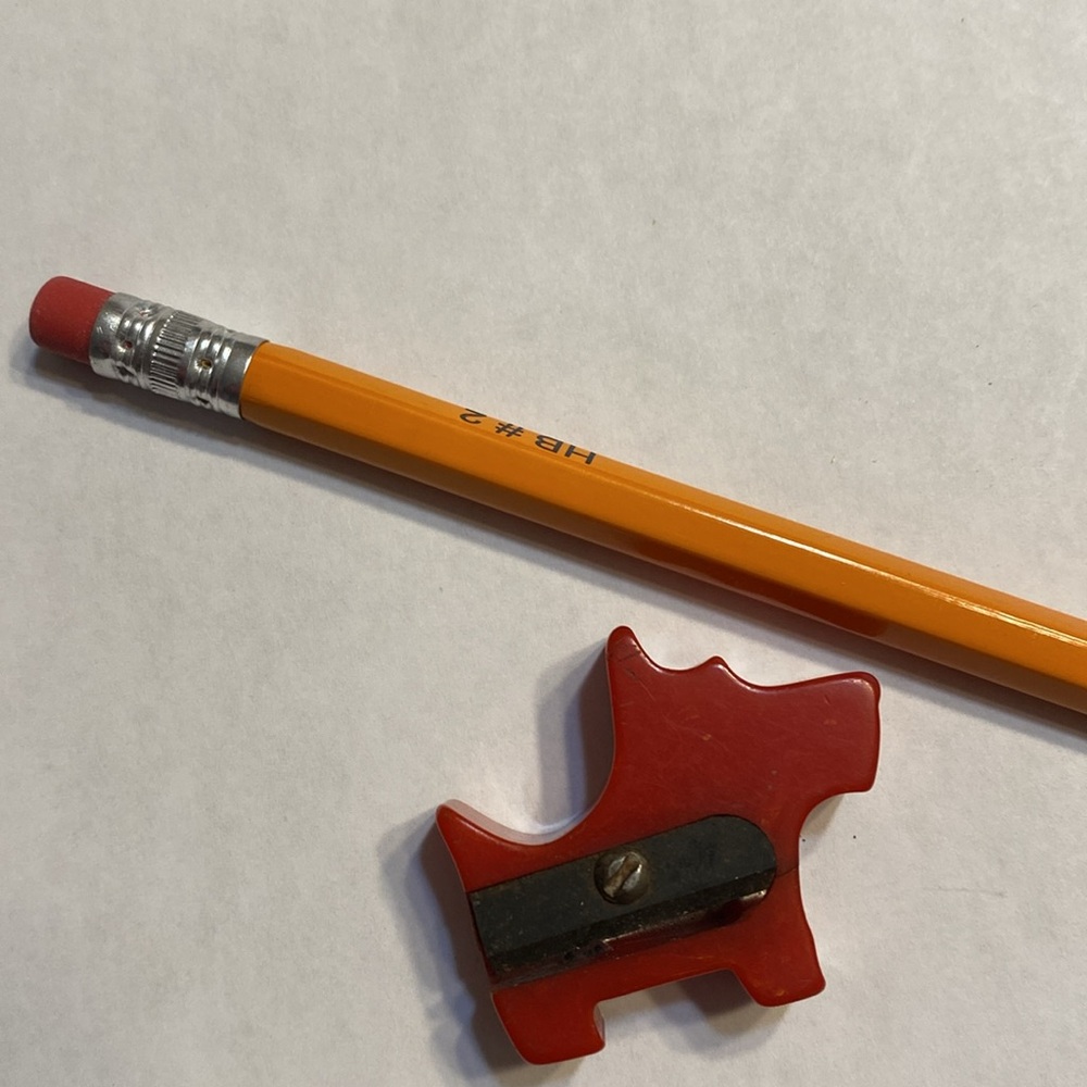 Vintage Bakelite Red Scottie Dog Pencil Sharpener - Picture 12 of 12